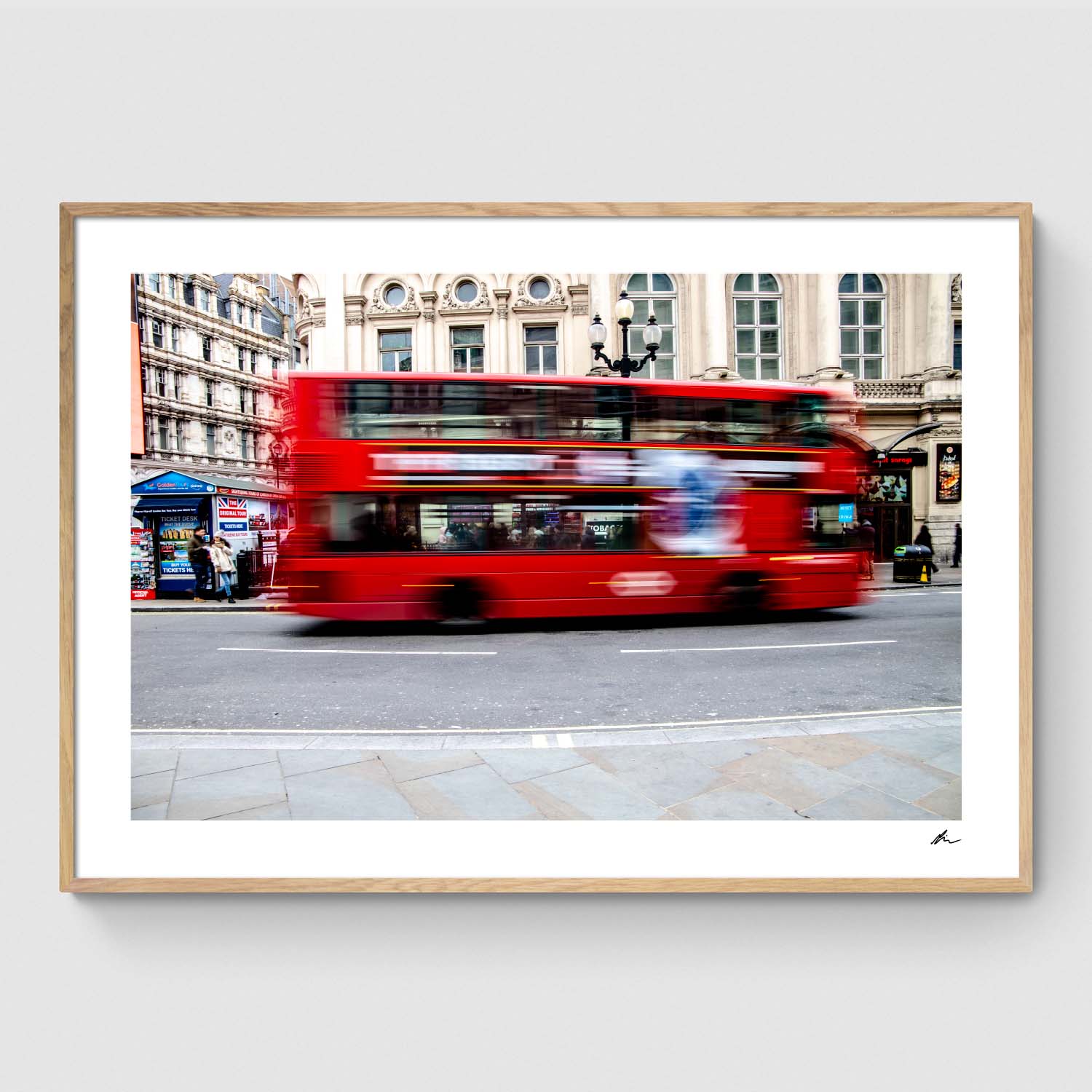 Marco Polo Mart Intakt London poster - Poster of a classic red bus in London - By Boel