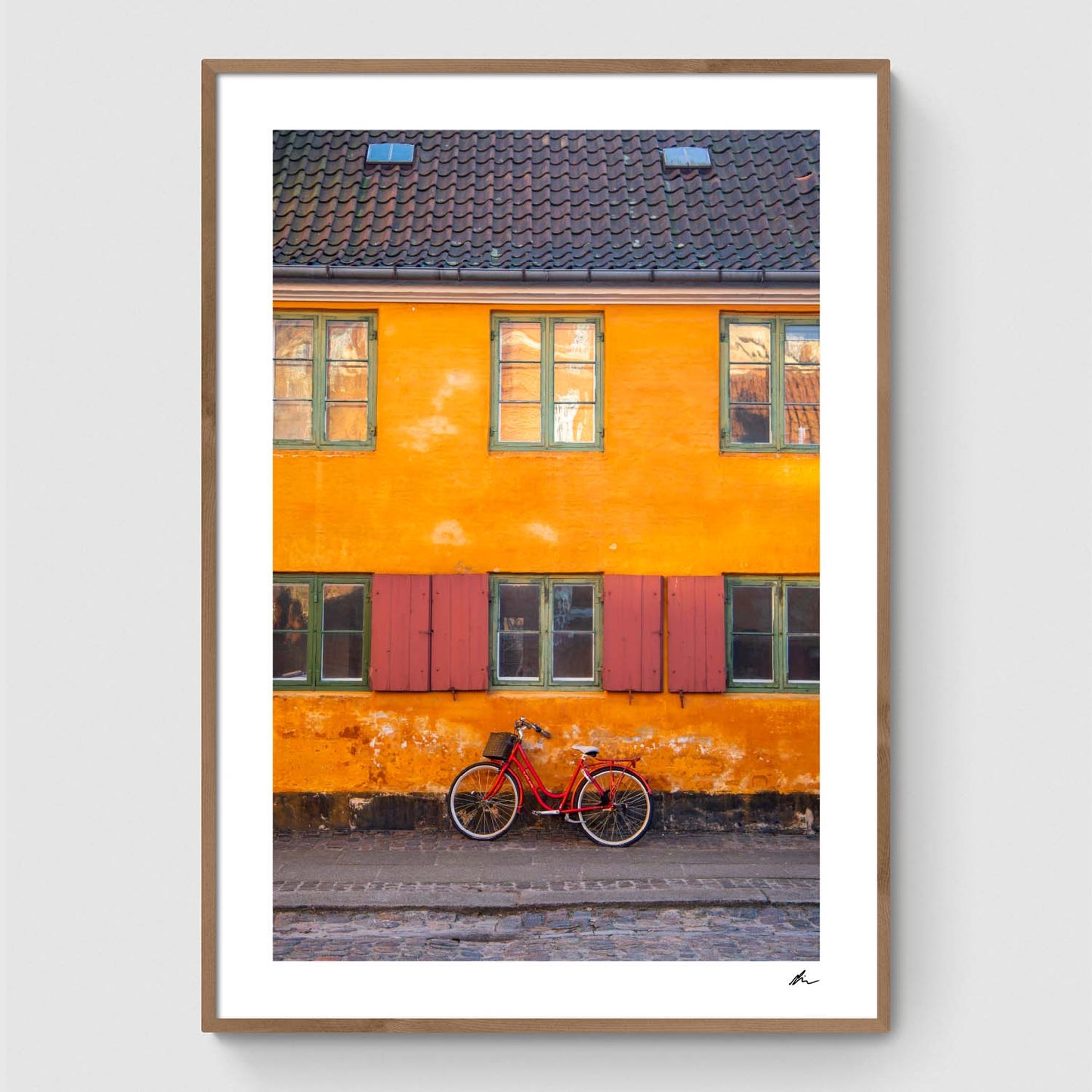 Rød cykel ved rækkehus i Nyboder