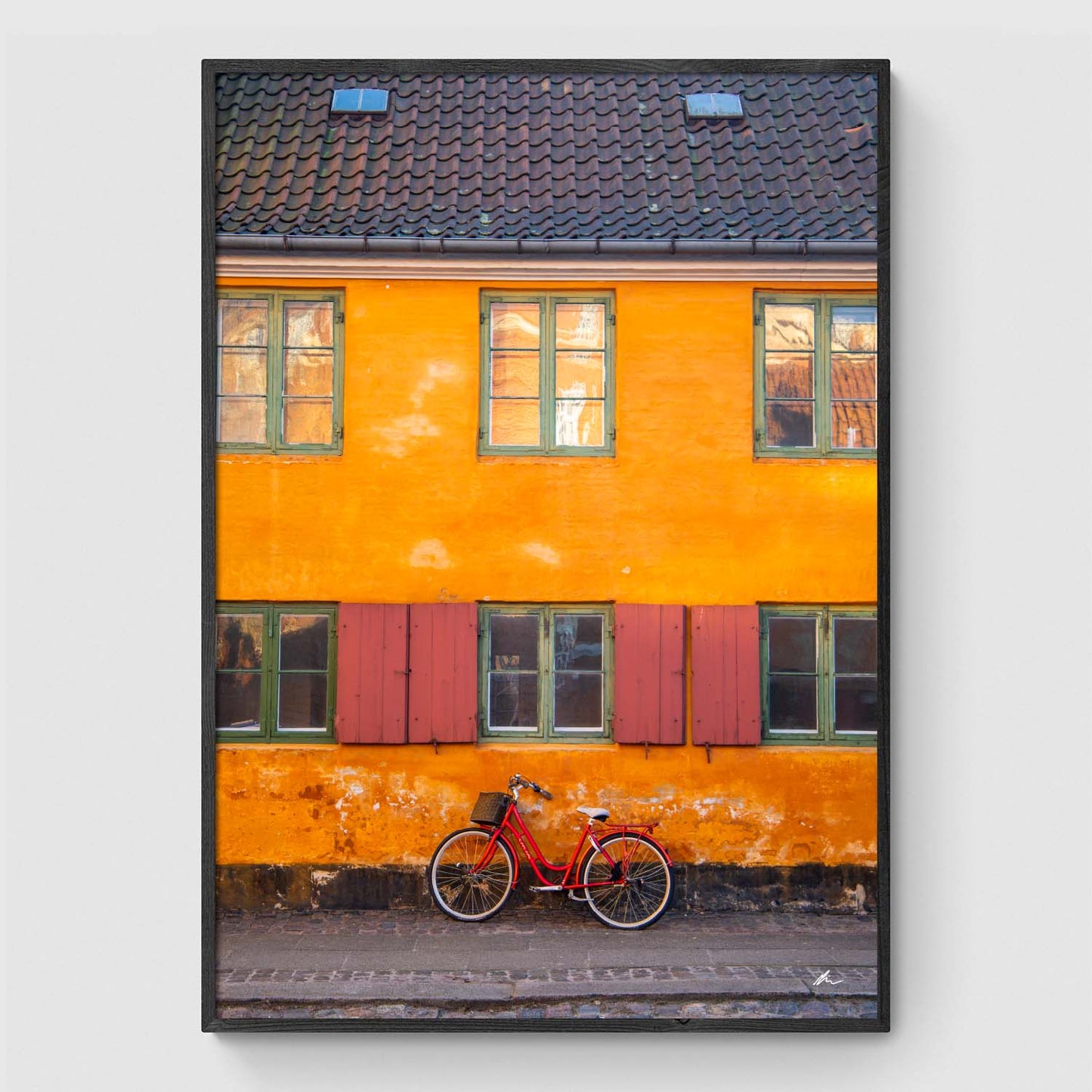 Rød cykel ved rækkehus i Nyboder